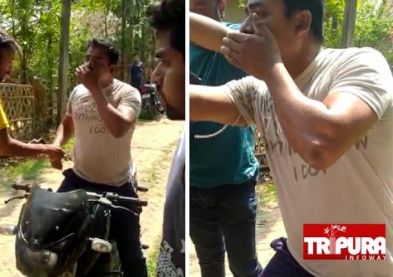 A Police constable was gheraoed by gamblers in Bamutia : Video Viral, Bribery alleged A Police constable was gheraoed by gamblers in Bamutia : Video Viral, Bribery alleged